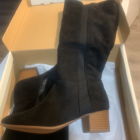 Knee-High Suede Black Boot with wooden block heel! Side zipper and elastic band - Picture 3 of 8